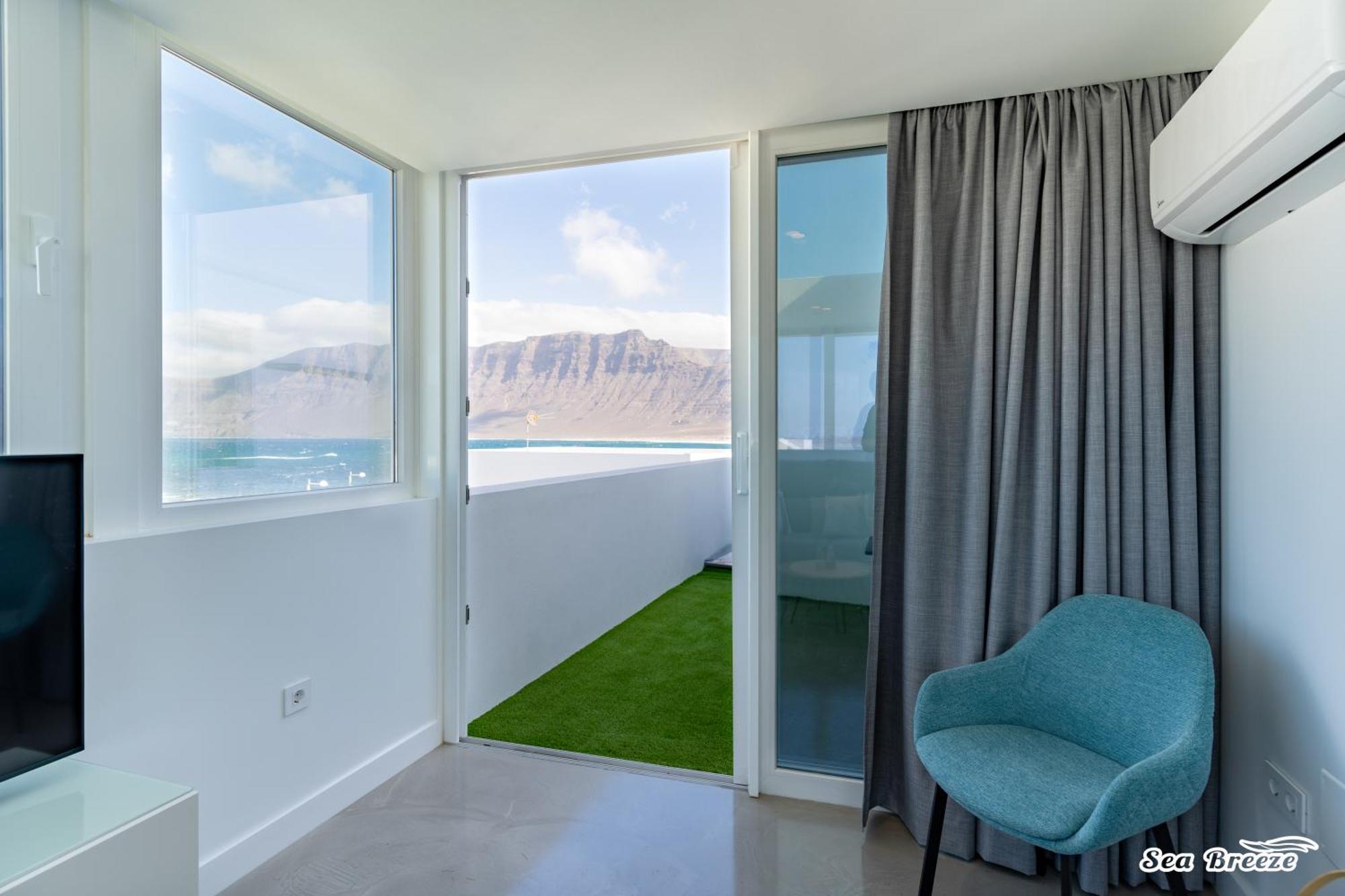 2 Sea Breeze Famara